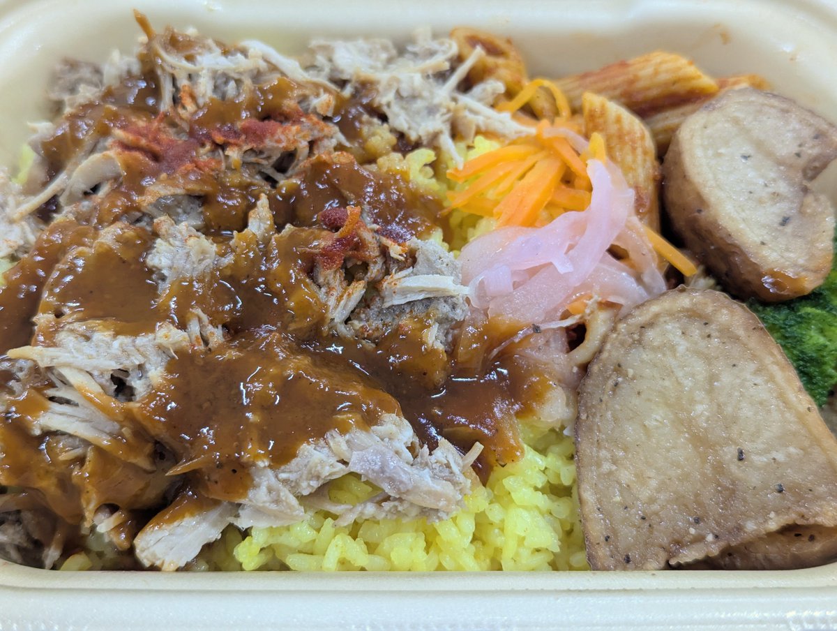 shamitaro's tweet photo. きょうのお弁当
旅するカフェボックスBBQソースのプルドポーク200円引＠セブン

BBQソースが甘ったるくなくていいな！！バベソ、死ぬほど甘い時あるから…おかずなど全体的にスパイシーでケイジャンの香り漂ってるのええですね…アメリカ味でありながらも大味部分をオシャレ味に変換してて善き https://t.co/NPwsiV9P5k