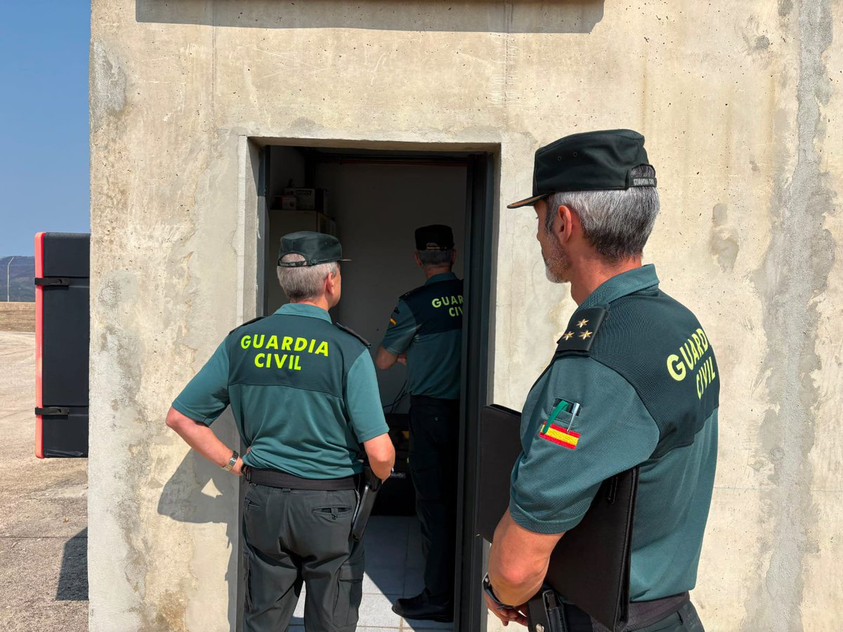 Jaes_GC's tweet photo. 🔎 La ICAE de la @guardiacivil ha realizado inspecciones en la provincia de Ourense, supervisando un depósito de explosivos y un consumo de explosivos en una explotación de pizarra.
Un trabajo esencial para garantizar la seguridad y el cumplimiento de la normativa vigente.
#jaes https://t.co/mj2xKBtLQx