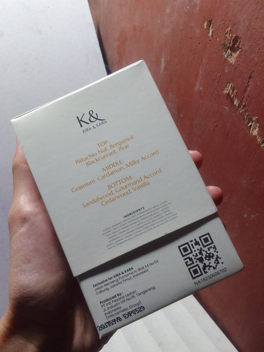akunhida's tweet photo. awal semprot kerasa fresh dari pear sama bergamot, trus berubah jadi milky creamy dg sentuhan pistachio, dan akhirnya nutup wangi vanilla plus sandalwood yg nenangin
tipe parfum yg ga nyegrak tapi bikin penasaran plus pengen nempel terus
https://t.co/iOLK4WRuVx https://t.co/gxgzJaS1xy