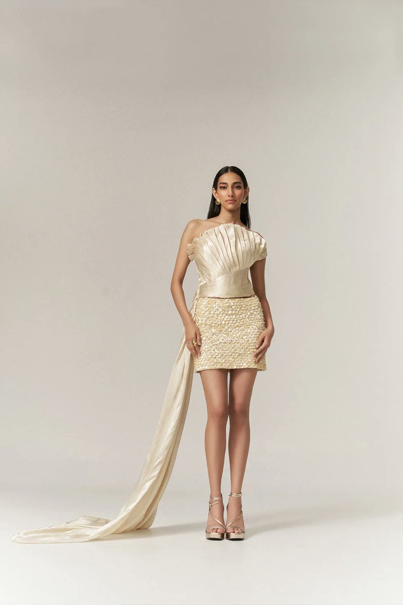 GKDedit's tweet photo. Fashion Note: Neutral palettes remain a cornerstone of luxury dressing, balancing timeless sophistication with contemporary design. Find your next wardrobe favourite at https://t.co/Ruz5dson4k

glamour, gkd.edit,silhouette,couture, runway dress

#GkdEdit #Modern #glamour #modern https://t.co/eNnvX2iK8z