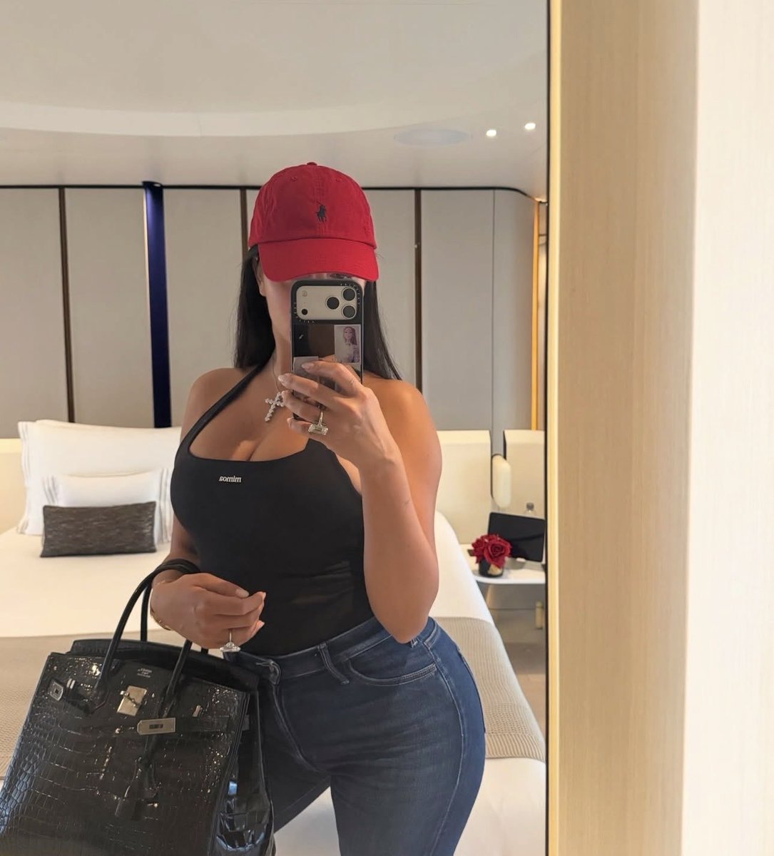 NezhRemonP07's tweet photo. Georgina rodriguez 🖤🍾

#Geo_💞 #Crisgina🎀 #Crjr💥 https://t.co/fYVxRctNkt