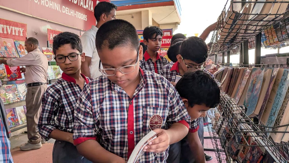 KV_Sec8Rohini's tweet photo. The Vidyalaya hosted a Book Fair from 27th to 31st July, inspiring students to explore the wonderful world of books. The fair witnessed enthusiastic participation as young readers browsed, discovered, and selected books across diverse genres. 
@KVS_HQ
@kvsrodelhi https://t.co/nVswbqoFDo