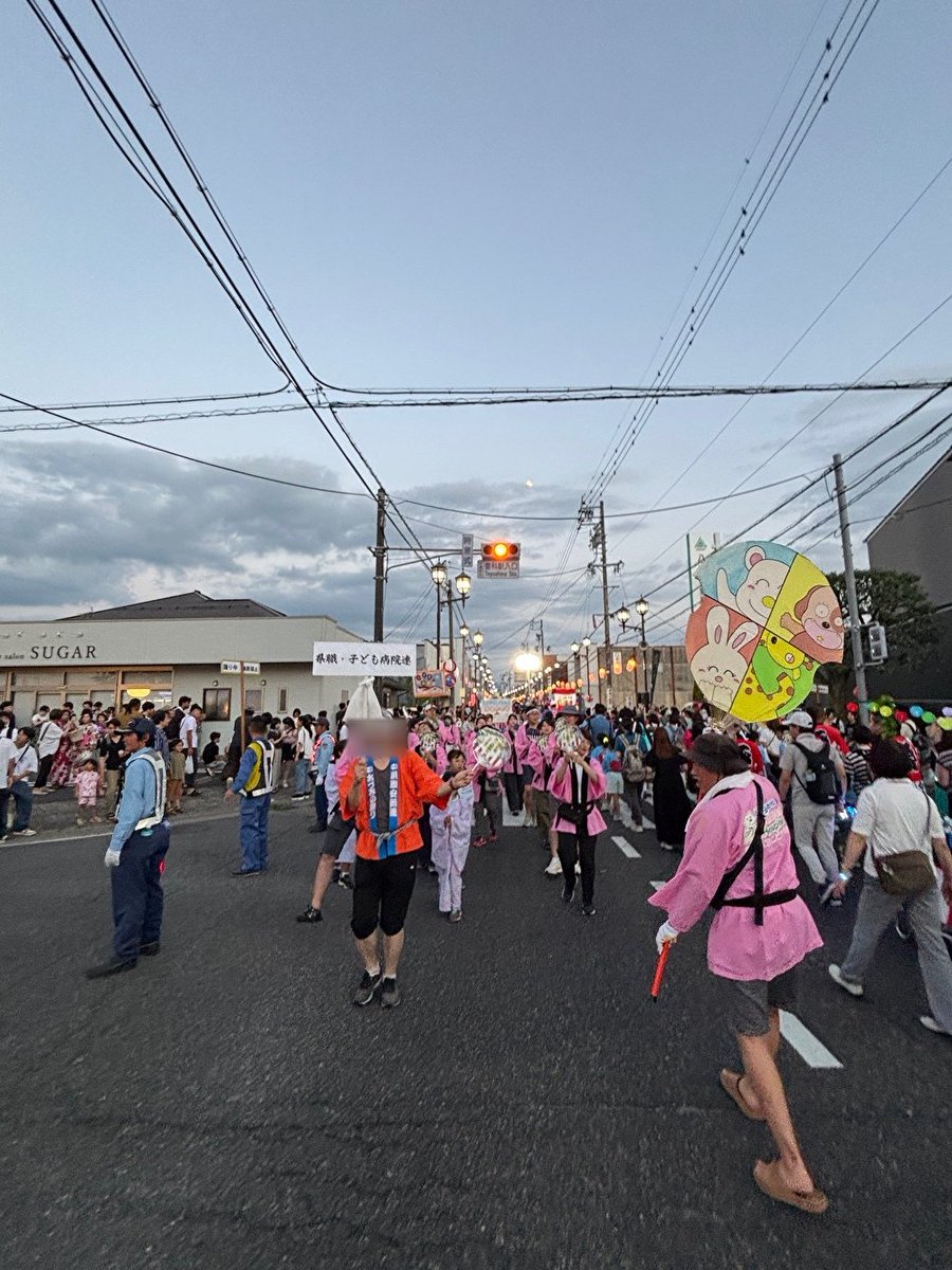 Azuminokensetsu's tweet photo. ７月25日（土）に、#県立こども病院 と共同であづみ野祭りに参加しました🏮
　#安曇野建設事務所 からは５名が参加し、オレンジ色の法被を着てばやし踊りを披露。たくさんの来場者で会場は大盛況‼️　地域の元気を感じることができる、楽しい１日となりました✨
#あづみ野祭り
#安曇野市
#長野県の夏 https://t.co/Y9pmwqalxk