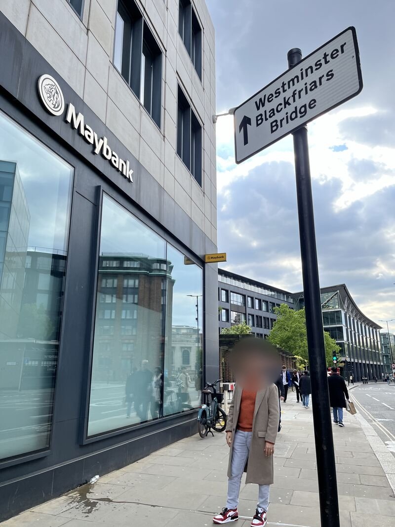 SphereMY_'s tweet photo. Respons apabila logo kuning Maybank di Merdeka 118 dipersoal:

“Warna kuning identiti korporat &amp; branding Maybank.”

“Kalau tak ada saham, tak payah kritik Maybank.”

Sementara itu, Maybank di London masih kekalkan identiti korporat tanpa memaksa warna kuning pada setiap tempat. https://t.co/uC0Zc5mmqr