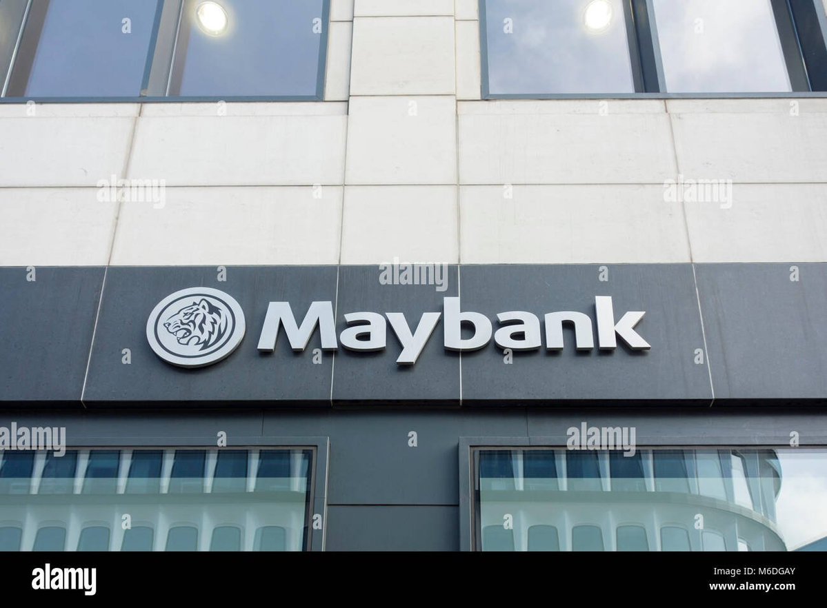 SphereMY_'s tweet photo. Respons apabila logo kuning Maybank di Merdeka 118 dipersoal:

“Warna kuning identiti korporat &amp; branding Maybank.”

“Kalau tak ada saham, tak payah kritik Maybank.”

Sementara itu, Maybank di London masih kekalkan identiti korporat tanpa memaksa warna kuning pada setiap tempat. https://t.co/uC0Zc5mmqr