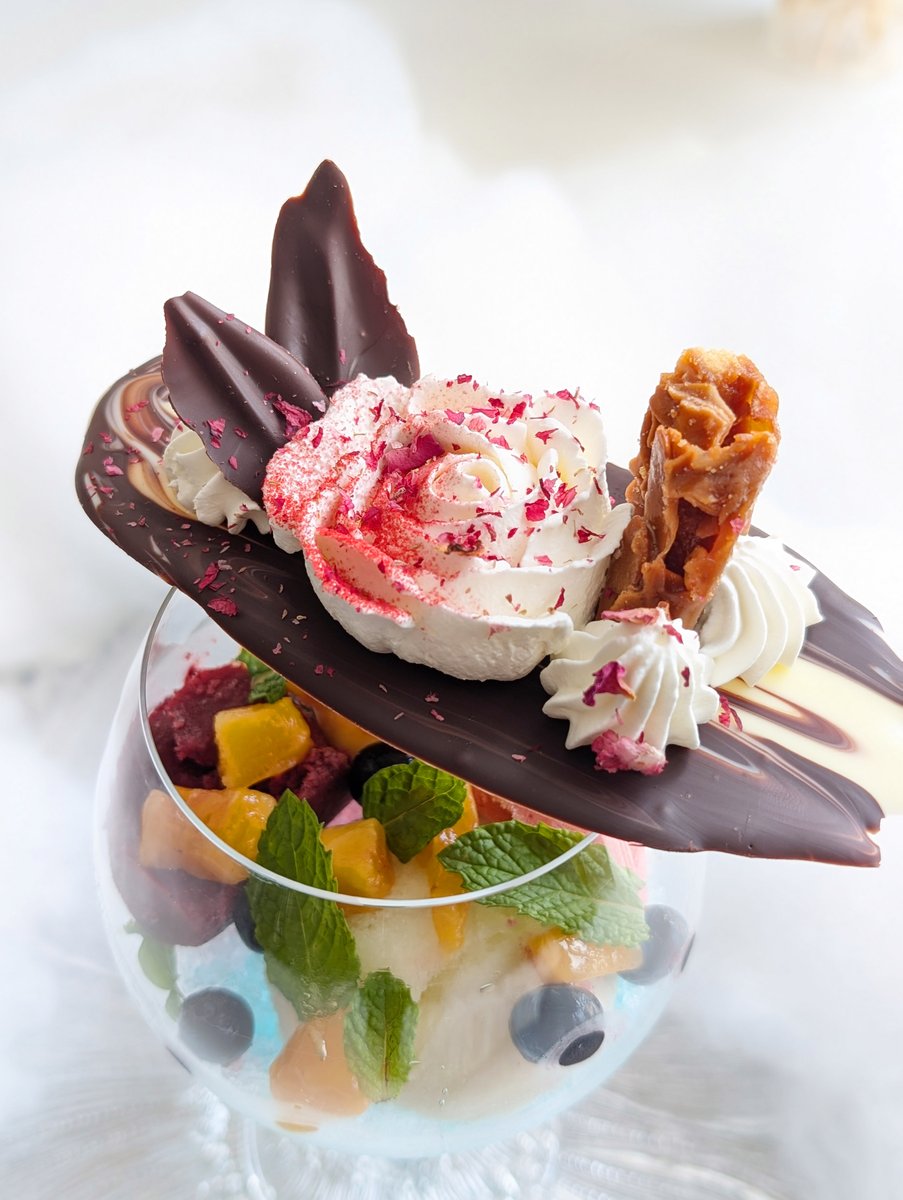 CLIP_ontakesan's tweet photo. 記憶に残る美味しさで満たす！
特別なパフェ「CLIP THE SUMMER PARFAIT - Rose &amp; Sorbet -」
の提供をスタート！

🌹 【上層：ショコラプレートに咲く薔薇のアート】
🍧 【下層：グラスの中に広がる果実と極上の涼感】

https://t.co/uizmV4doQp

#パフェ #ソルベ #かき氷 #シャーベット #東京カフェ https://t.co/xG2ejXgRvq