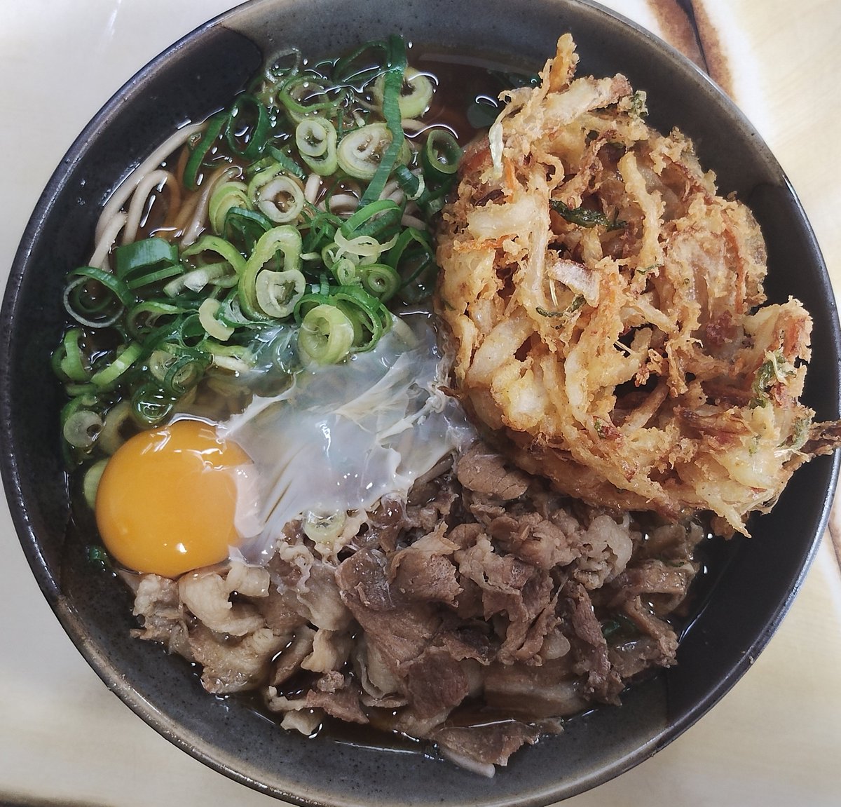 mobwotaku2's tweet photo. 7/31 昼…関内　相州そば
この店があるから今日の現場は承諾した…
今自分が考えられるゴージャスそば…
肉そばにかき揚げと玉子をトッピング…
暑いけど食べて元気に…

#立ち食いそば #そば #1杯のかけそば #路麺 #そば好き https://t.co/1gHmeaxYlK