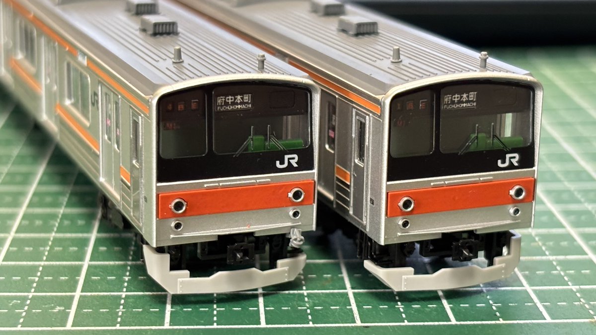 Chuo201_0525's tweet photo. TOMIXの205系を使用して武蔵野線の大窓車、M1編成が完成！

M51編成の制作の為に総武線セットを購入し中間2両を摘出、余った8両で何か作れないかと考えた結果、VVVF化すれば武蔵野線もう1本作れるやんと言う事でM1編成を作成。

モハ205のVVVFはグリーンマックスの物を使用しています。 https://t.co/NojMmVekIS