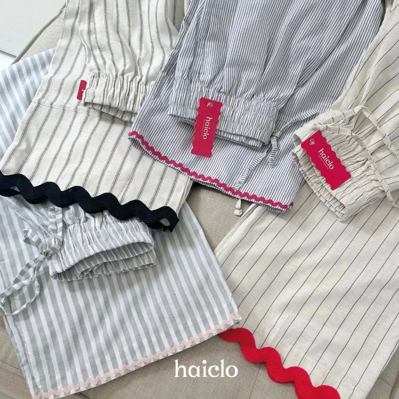 liliypicks's tweet photo. Proof that stripe pants don’t have to be boring. Stripe pants with a twist!✨️🤍
​Detail aksen di bawah dan pinggangnya bikin look fashionable. Nyaman banget dipake nongkrong, ngopi, sampai city walk! https://t.co/byx9KMcF7b
