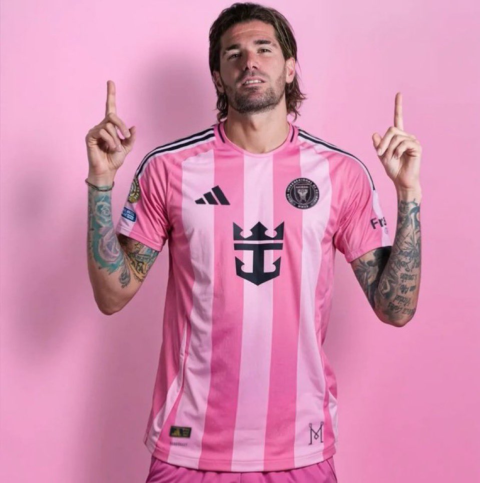 fcb_elias1's tweet photo. 🚨 De Paul on Casemiro’s arrival at Inter Miami:

“I’m not intimidated by Casemiro joining Inter Miami at all. He’s a world-class player, but nobody loves Messi quite the way I do.”

😂 “If anything, his arrival just means I’ll have a little more help protecting Leo on the pitch. The bodyguard department is getting stronger.”
