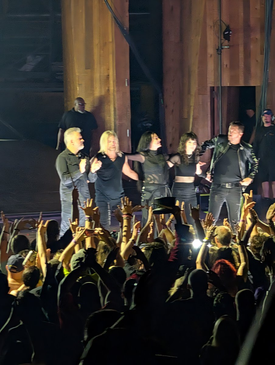 pepe_talks93's tweet photo. Got to see Evanescence live, not gonna forget that show for a while. Don't care it was an outdoor venue, you could EASILY tell how powerful Amy Lee's voice was. She prolly could have hit everyone without a mic. https://t.co/trfZt53Dfw
