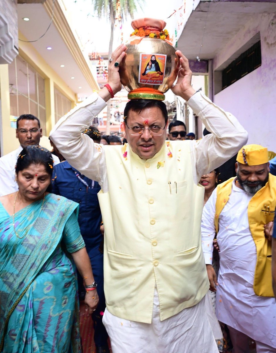 LalSinghArya's tweet photo. आज हरिद्वार में संत शिरोमणि श्री गुरु रविदास महाराज जी की 650वीं जयंती के पावन अवसर पर #समरसता_संकल्प_अभियान' के अंतर्गत आयोजित भव्य #कलश_बंधन_यात्रा में उत्तराखंड के जनप्रिय मुख्यमंत्री श्री @pushkardhami जी एवं संत श्री निर्मल दास जी महाराज जालंधर ने सहभागिता की और 19 जिलो की टोलियों को कलश सुपुर्द किए। 

29 जुलाई से 20 फरवरी तक भाजपा द्वारा आयोजित "समरसता संकल्प अभियान" के माध्यम से संत शिरोमणि श्री गुरु रविदास महाराज जी के समता, सेवा, सद्भाव और सामाजिक न्याय के संदेश को जन-जन तक पहुंचाया जाएगा।

इस अवसर पर मंत्री श्री खजान दास जी,श्री प्रदीप बत्रा जी, प्रदेश महामंत्री द्वय श्री कुंदन परिहार जी, श्रीमती दीप्ति रावत भारद्वाज जी एवं मोर्चा प्रदेशाध्यक्ष श्री बलवीर घुनियाल जी समेत अन्य गणमान्य जन उपस्थित रहे।

@BJP4India.   @BJP4UK
@BJPSCMorcha