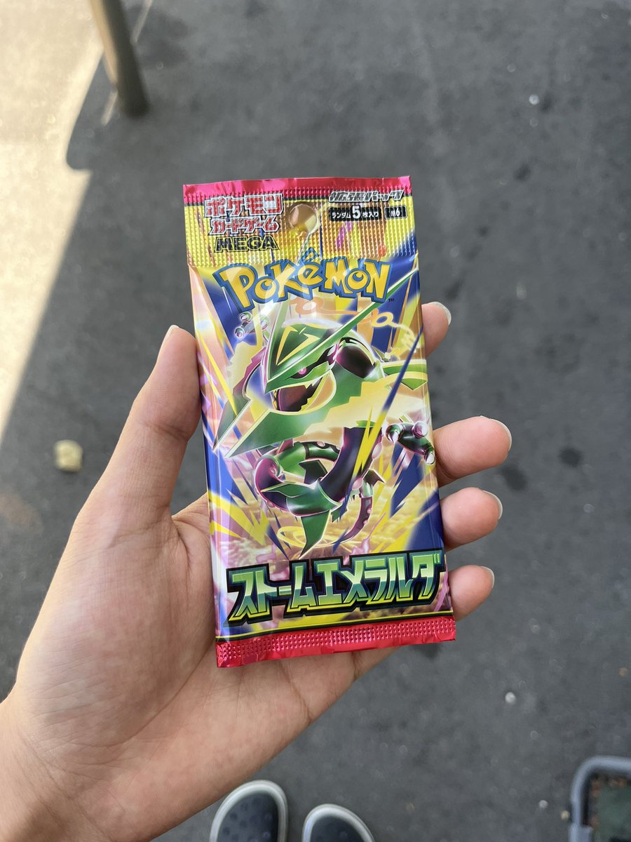 Idrowpictures's tweet photo. ポケモンカード1パック買ったんやけどこれってサーチ跡？だとしたら最悪なんだが
#ポケカ https://t.co/DvQUnpKIKr