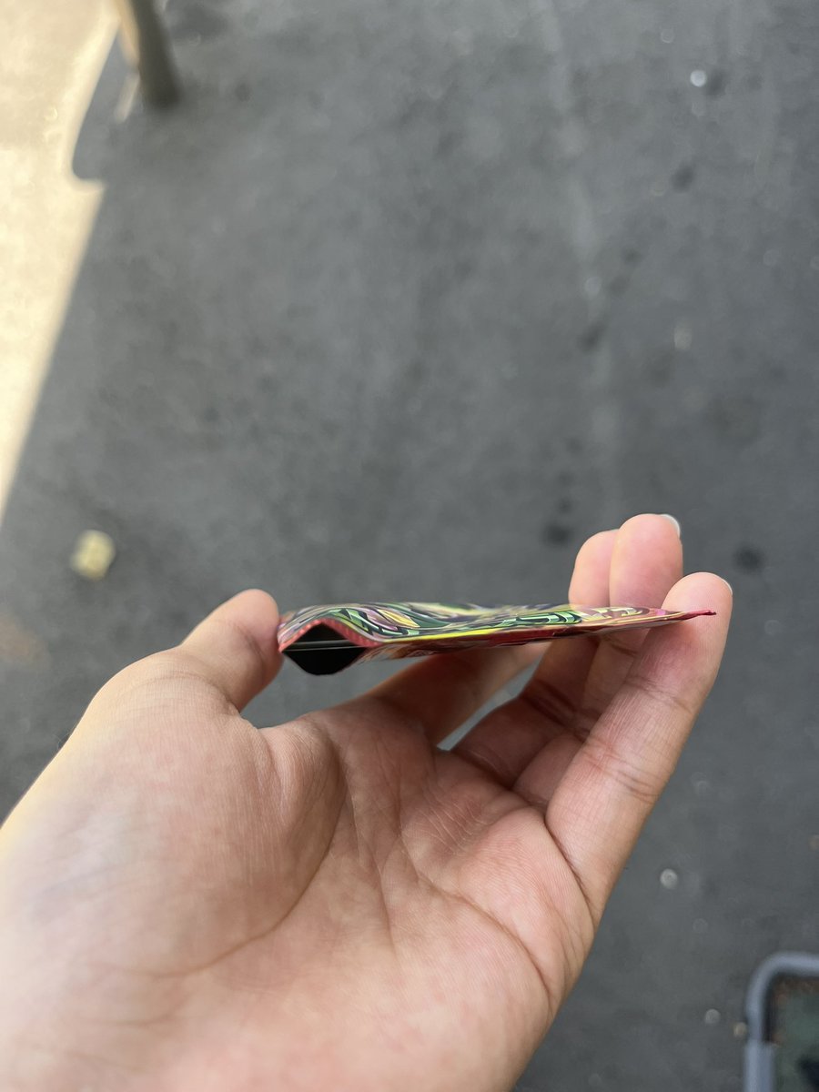 Idrowpictures's tweet photo. ポケモンカード1パック買ったんやけどこれってサーチ跡？だとしたら最悪なんだが
#ポケカ https://t.co/DvQUnpKIKr