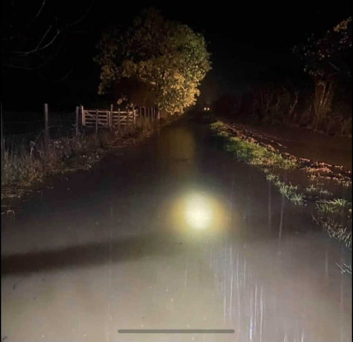 alegriagonzaa's tweet photo. 00:42 | 🔴🌧️#Quillón Desborde de canal en Ruta N-888 Km 6.

@reddeemergencia @RNE_Alpha_8 @Sepulinares @Seba_Quake_WX  @bombabelloto @GrupoWurtlitzer @alligohler https://t.co/84vBDtpnfB