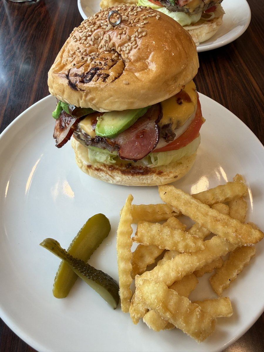 Tax_monst's tweet photo. 今日は会社のチームメンバーとオフィス近くの新しいハンバーガー屋を開拓！
めちゃくちゃ美味しいバーガーだった🍔😋 https://t.co/F0bdXtX0Zr