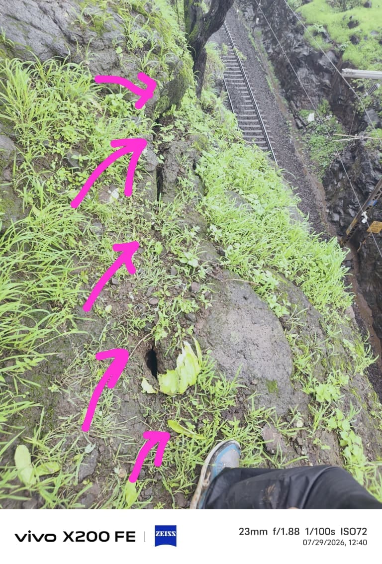 Central_Railway's tweet photo. Railway men of a hill gang, working relentlessly in rains on treacherous steep rock slopes, bringing down boulders, dislodged due to erosion in heavy rains in Ghat Sections between Karjat - Lonavala & Kasara - Igatpuri.
Efforts to keep the rail travel safe under challenging cicrumstances. #RailwaySafety #Monsoon #GhatSection