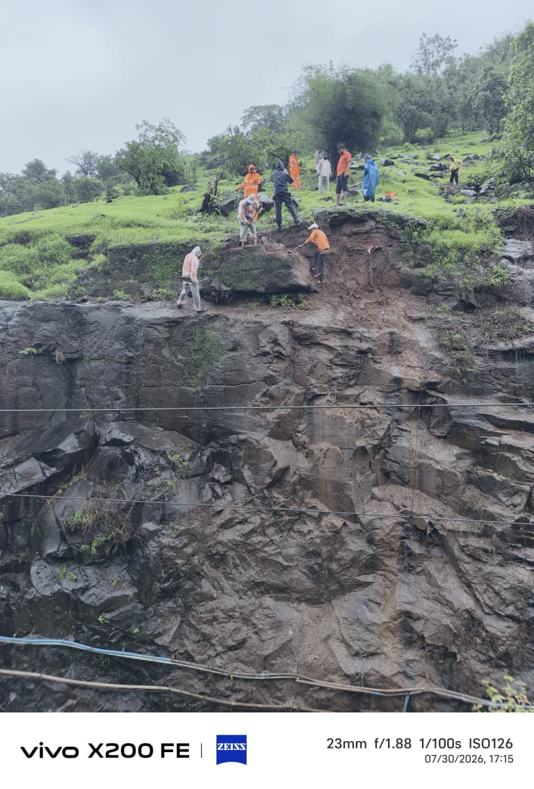 Central_Railway's tweet photo. Railway men of a hill gang, working relentlessly in rains on treacherous steep rock slopes, bringing down boulders, dislodged due to erosion in heavy rains in Ghat Sections between Karjat - Lonavala & Kasara - Igatpuri.
Efforts to keep the rail travel safe under challenging cicrumstances. #RailwaySafety #Monsoon #GhatSection