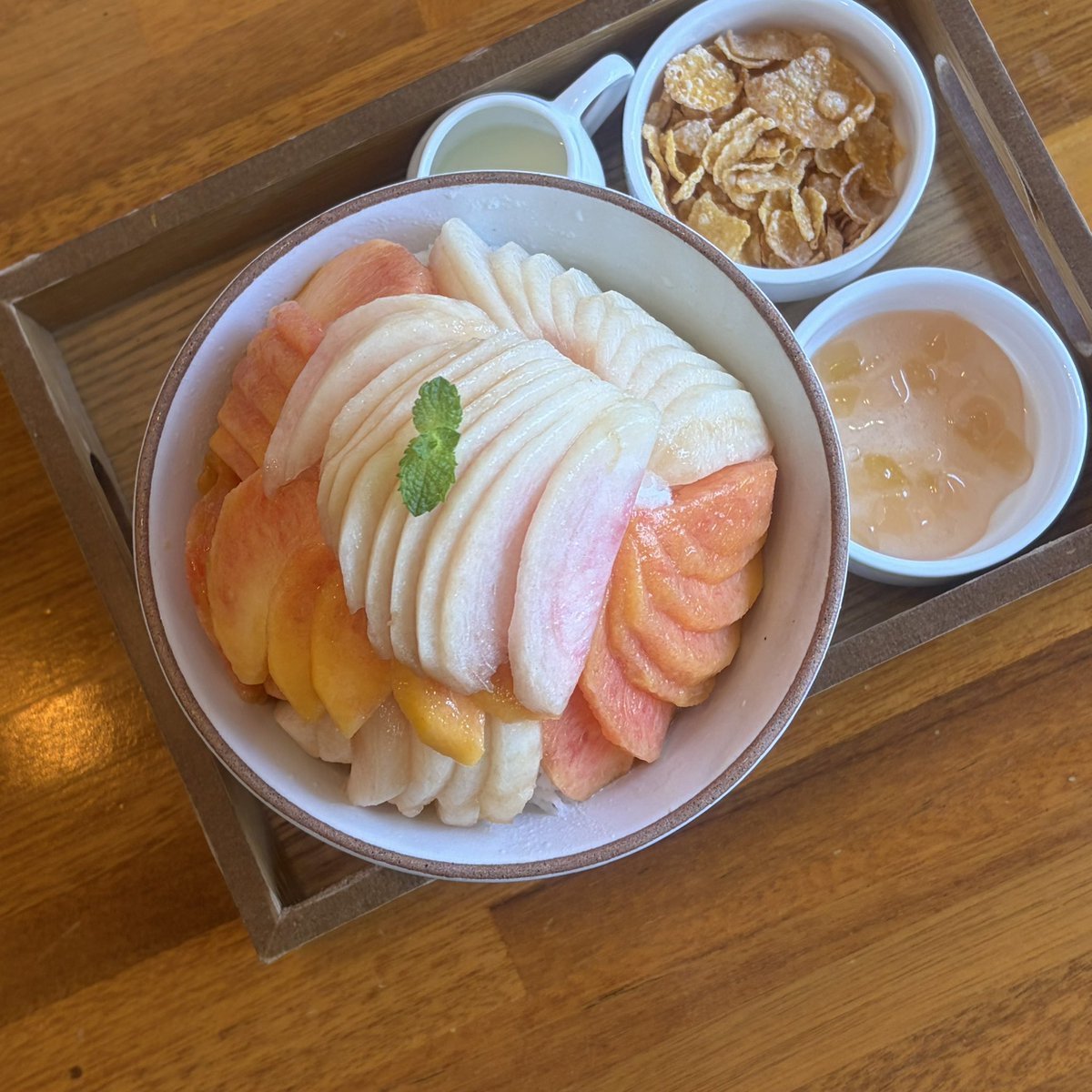 ariete_cafe's tweet photo. 여름의 행복 복숭아빙수 시작!🍧🍑지금 철에만 맛볼 수 있는 행복함. 두가지 종류의 복숭아와 달콤 향긋한 복숭아퓨레💕깔끔고소한 우유얼음이 만나 더욱 밀키하고 맛있어요 🥰 무더운 날 시원 향긋한 복숭아빙수 꼭 드셔보세요🥰 <망고빙수는 시즌이 끝났음을 알려드립니다💛 감사합니다 > https://t.co/BHan060aHT