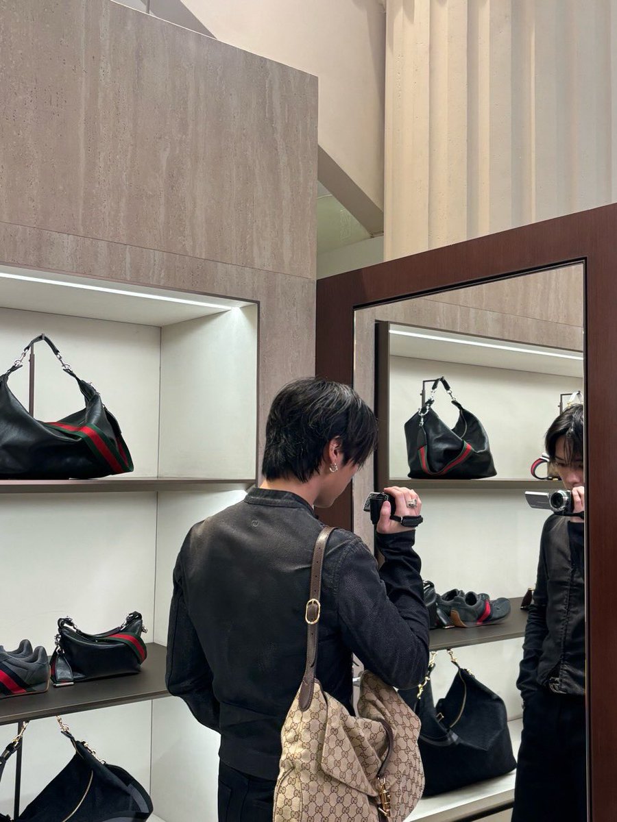 skzpopbase's tweet photo. Lee Know stuns in new Instagram update!

#LEEKNOWxGUCCI https://t.co/lcyW6mfwHl