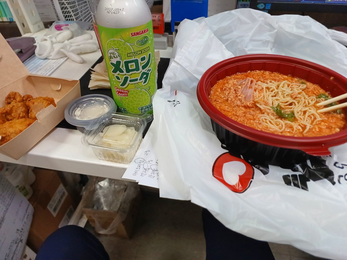 SongBanSB's tweet photo. 오늘 오전근무만 하는 날이라 다 퇴근하고 퇴사송반맨만 혼자 남아서 잔업하면서 혼밥배달시켜먹음
계란토마토라면과 가라아게와 메론소다 https://t.co/McTh9Ep232