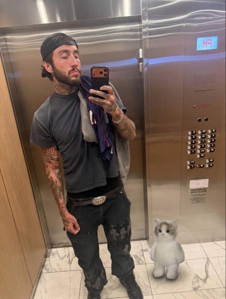 RoundTripDaBags's tweet photo. @Banks @Jackkk Elevator go up? 

Nah but fr. https://t.co/Vj3hok5kOB