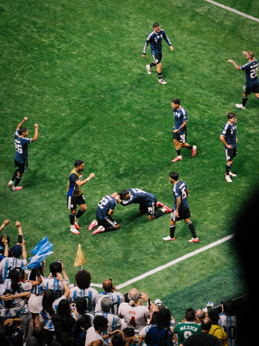 ArchivoLautaro's tweet photo. El momento exacto en el que te das cuenta que le hiciste un gol a los ingleses en una semifinal de Copa del Mundo.

Lautaro Martínez. Inmortal. https://t.co/ZKKswLYQBO