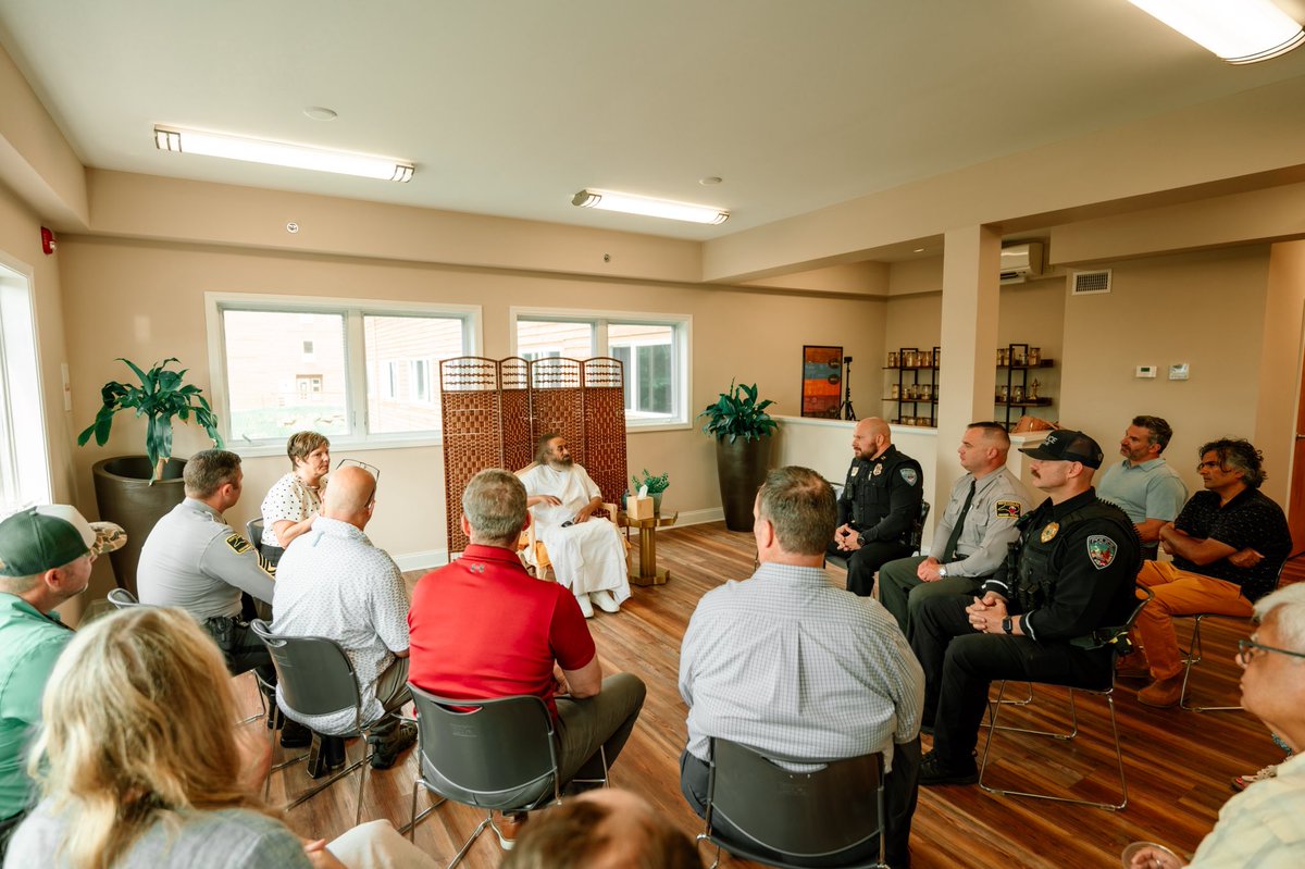 Gurudev's tweet photo. Law enforcement officials from North Carolina recently visited the Boone Ashram to express their heartfelt gratitude and share the many positive benefits they have experienced through the Art of Living programs taught by senior teacher Patti Montella. https://t.co/IUZ1Y3W3rr