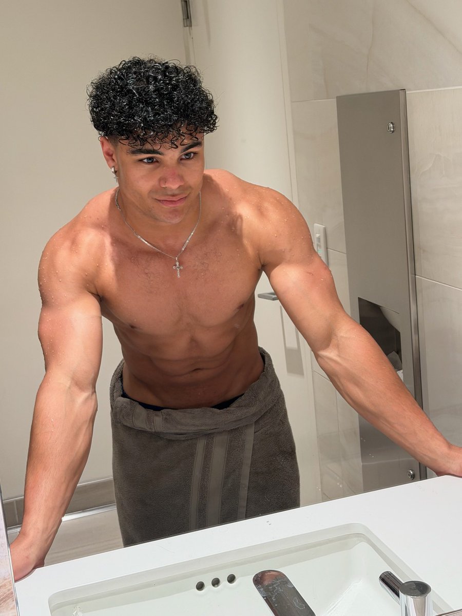 masacain's tweet photo. What should I do with this towel? #abs #leaks #AbsAndPecs #fypシ゚viral #sixpaxk #MasaCain #gym https://t.co/4YnAFOklG9