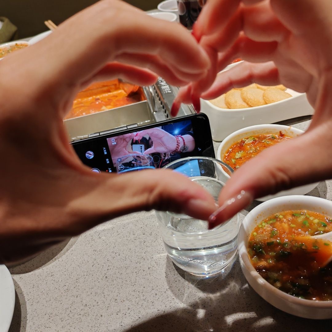 soommmm16's tweet photo. 时差没断开陪伴，屏幕那头的碎碎念，是今天最暖的小确幸，想你的时候就点开对话框～ https://t.co/Up1T0nsPuo