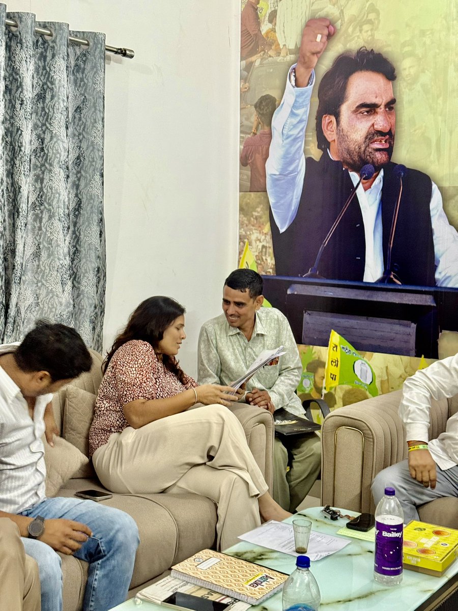 Priya_SinghB's tweet photo. आज राष्ट्रीय लोकतांत्रिक पार्टी सुप्रीमों व नागौर सांसद आदरणीय बड़े भाईसाहब श्री हनुमान जी बेनीवाल के निर्देशानुसार प्रदेश कार्यालय B-8 जालूपुरा जयपुर में की गई जन-सुनवाई के छाया चित्र !
#Hanumanbaniwal https://t.co/jVM71q6mKS
