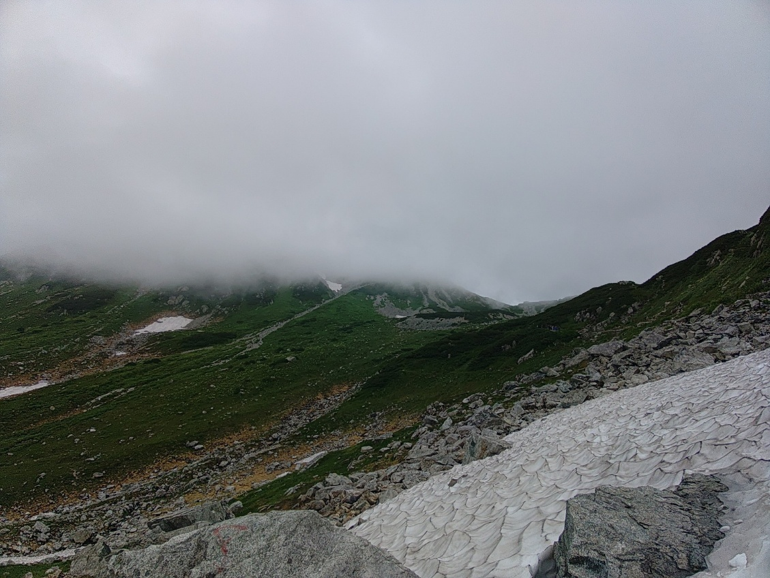 toyama_sangaku's tweet photo. こんな天気の日に、ザックも背負わず、スニーカー履きの超軽装で、雄山を目指す登山者がいます。雨が降ったらどうするのでしょう？しっかりした装備で、安全な“登山”を。 https://t.co/ZfX9Gs4PL8