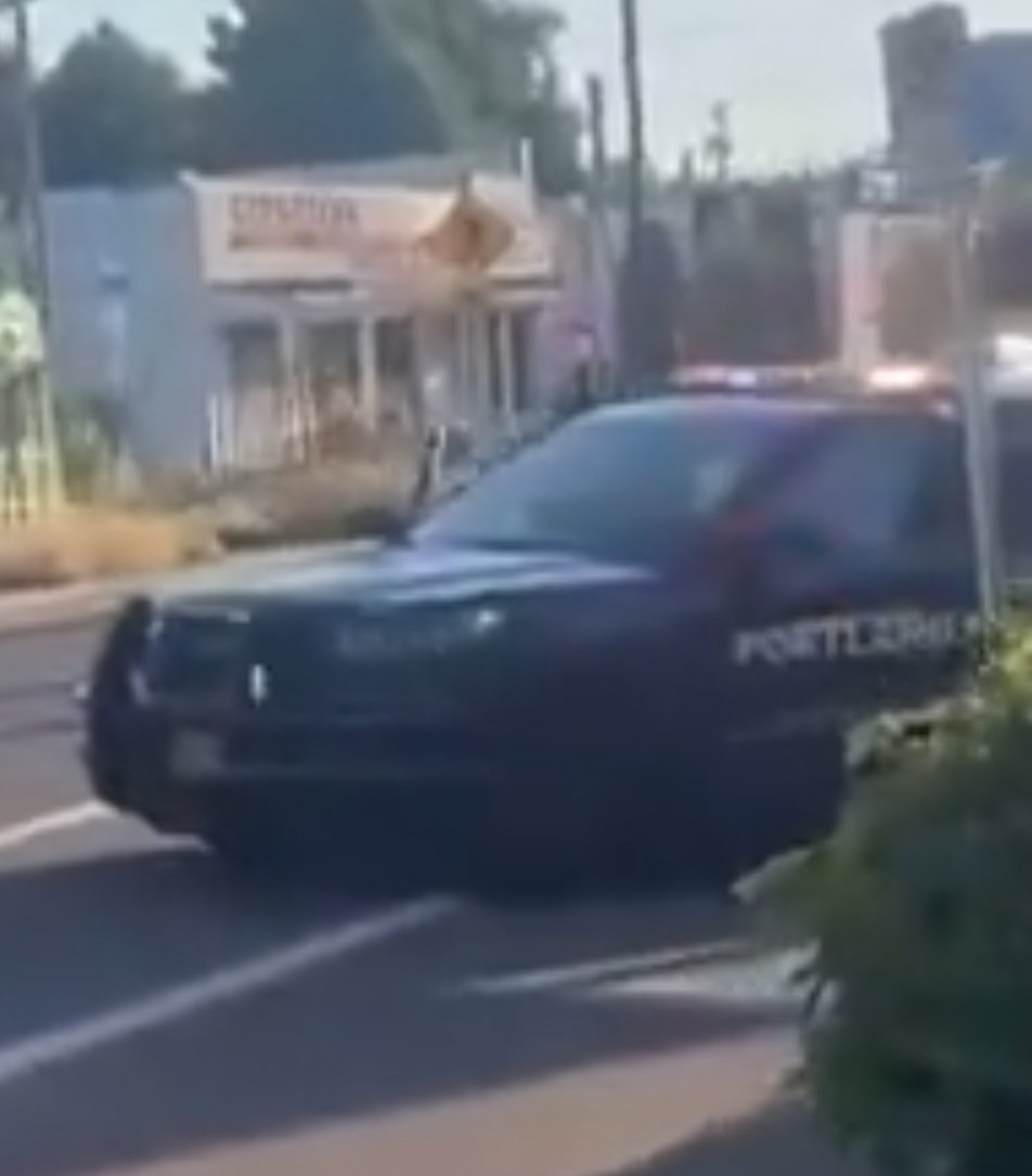 ThinMan69's tweet photo. @MartyBy62422182 @Wtfportland1 Gresham cop chasing a car through Portland. https://t.co/qyX0irqcFP