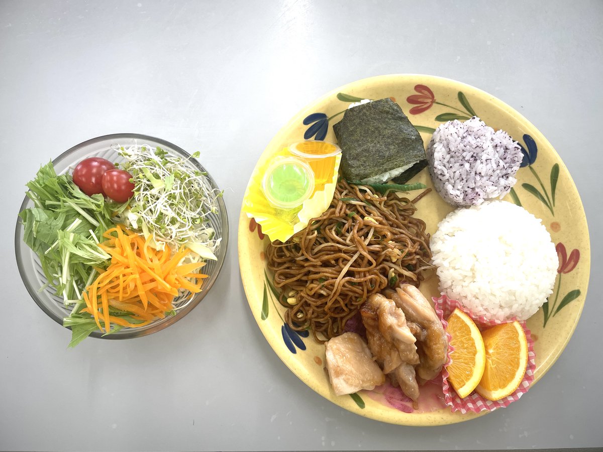 sanfrecce_SFC's tweet photo. サンフレッチェ広島ユース 食育活動🍚🥦

サンフレッチェ広島のトップパートナーである株式会社 #村上農園 様の広報マーケティング室、松井様、田中様に三矢寮へお越しいただき、「#ブロッコリースーパースプラウト」について教えていただきました🙇‍♀️

トップチーム・レジーナだけでなく、ユース選手が生活している三矢寮にも、定期的に「ブロッコリースーパースプラウト」をご提供いただいています✨️

栄養面や効果的な食べ方などを聞き、いつも食べているブロッコリースーパースプラウトへの理解がより深まりました🌱

たくさんのサポートありがとうございます！
引き続きよろしくお願いします！

@murakamifarm #sanfrecce
