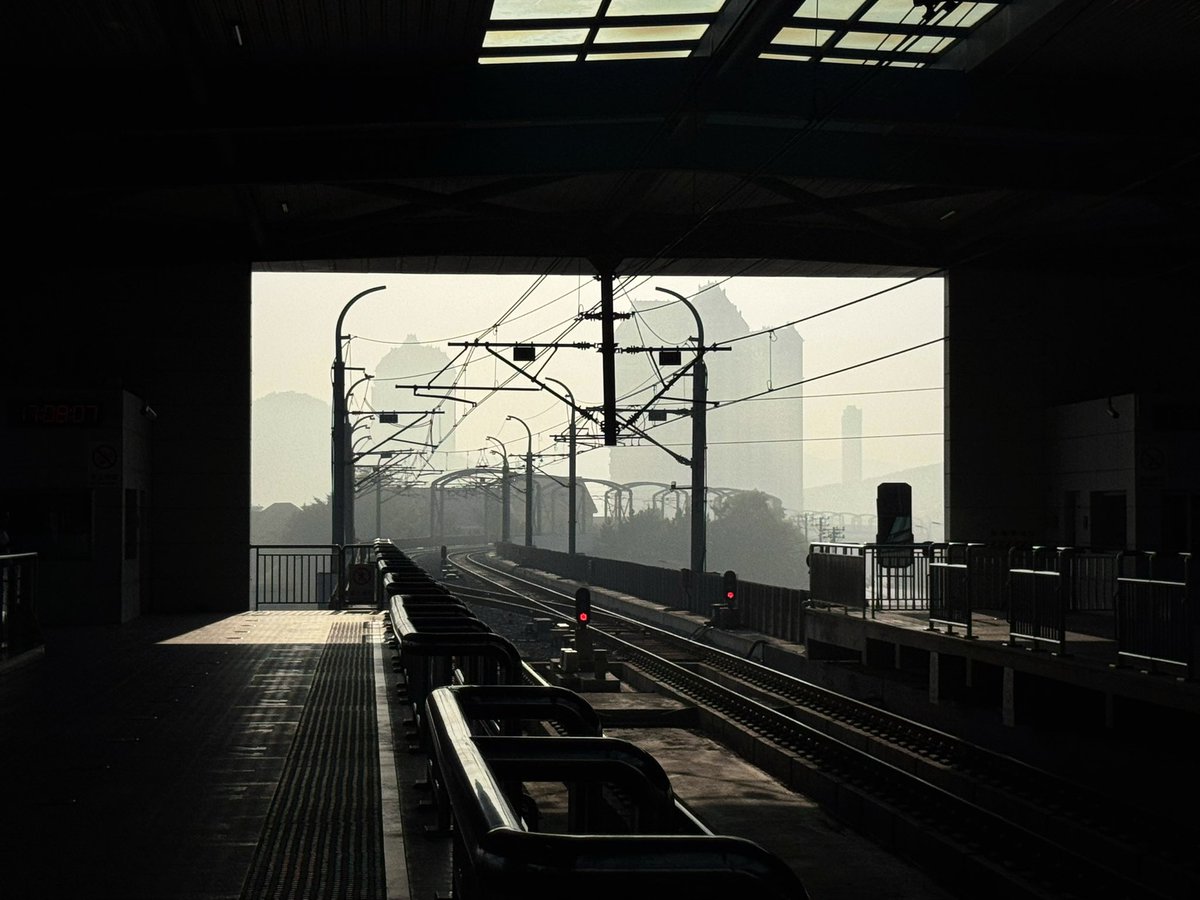 qqqq_happy's tweet photo. Shadows stretch across the platform. The city disappears into the fog beyond the tracks.

城市在轨道尽头的雾里慢慢消失◀️

📷@Handy81259423 
#QQview 
#UrbanPhotography #FoggyCity #LightAndShadow #TrainStation #Cinematic #城市摄影 #光影 #雾 #大片感 https://t.co/SWmQHbPnzA