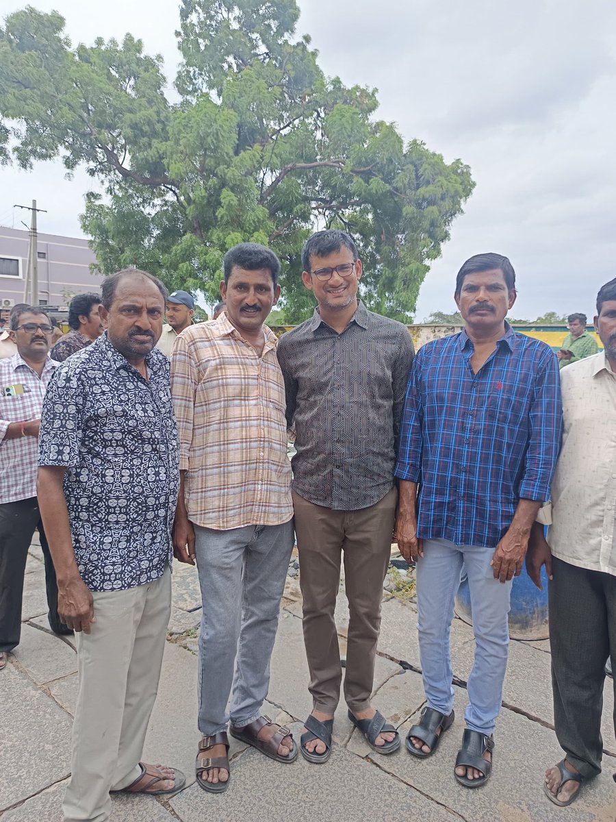 megastarvikram's tweet photo. #మన శంకర వరప్రసాద్ గారు 200 రోజుల వేడుకలు
యర్రగుంట్ల హేమ థియేటర్ లో ఘనంగా జరిగినవి
ఈ కార్యక్రమంలో కేక్ కటింగ్ మరియు బాణసంచా వేడుకలతో పాటు థియేటర్ లో 800 మంది పేదలకు , మరియు సిబ్బందికి అన్నదాన కార్యక్రమం, స్వీట్లు పంచడం జరిగినది
@KChiruTweets 
@AlwaysRamCharan 
@GoldBoxEnt https://t.co/TkqDZNSq22