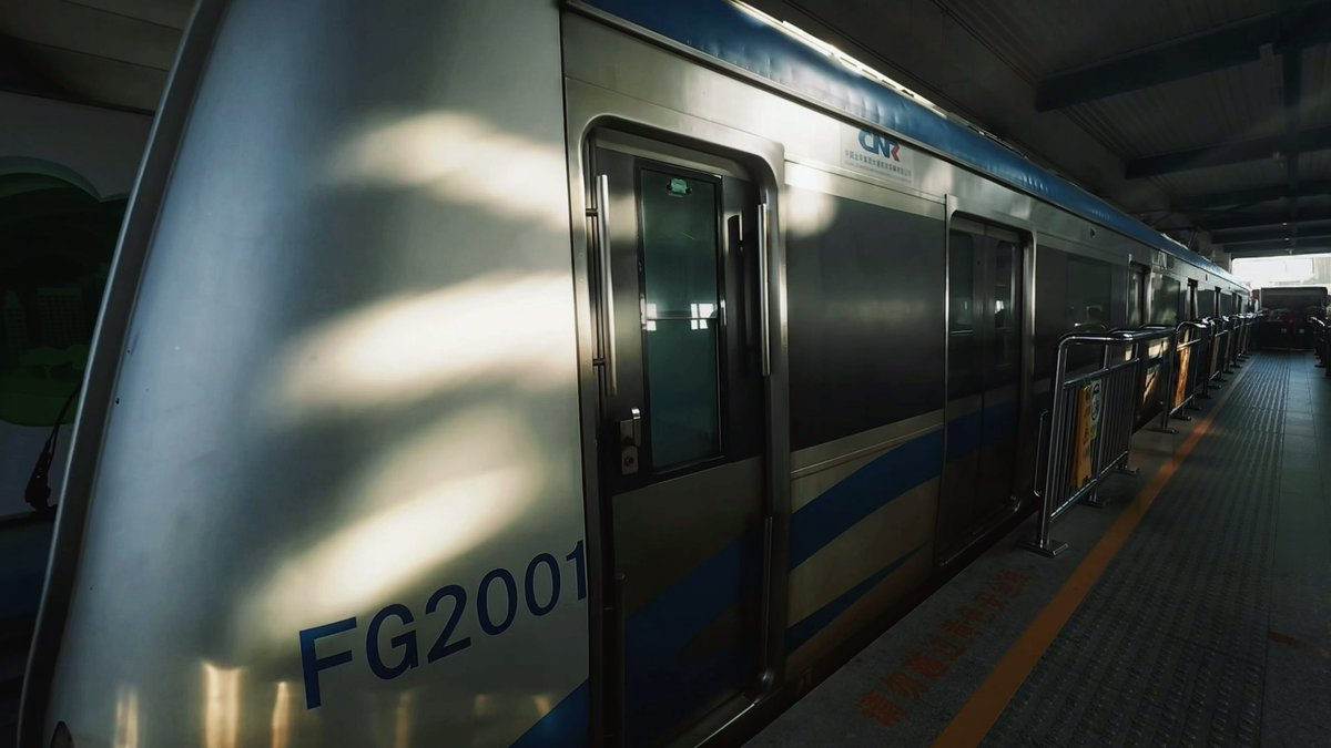 qqqq_happy's tweet photo. Close-up of the train, sunlight reflecting on the metal.
阳光照在车身上的反光
📷@Handy81259423
#QQview
#TrainDetails #MetalAndLight #UrbanDetails #CNR #Photography #地铁 #光影细节 https://t.co/AQCm6nFAaw