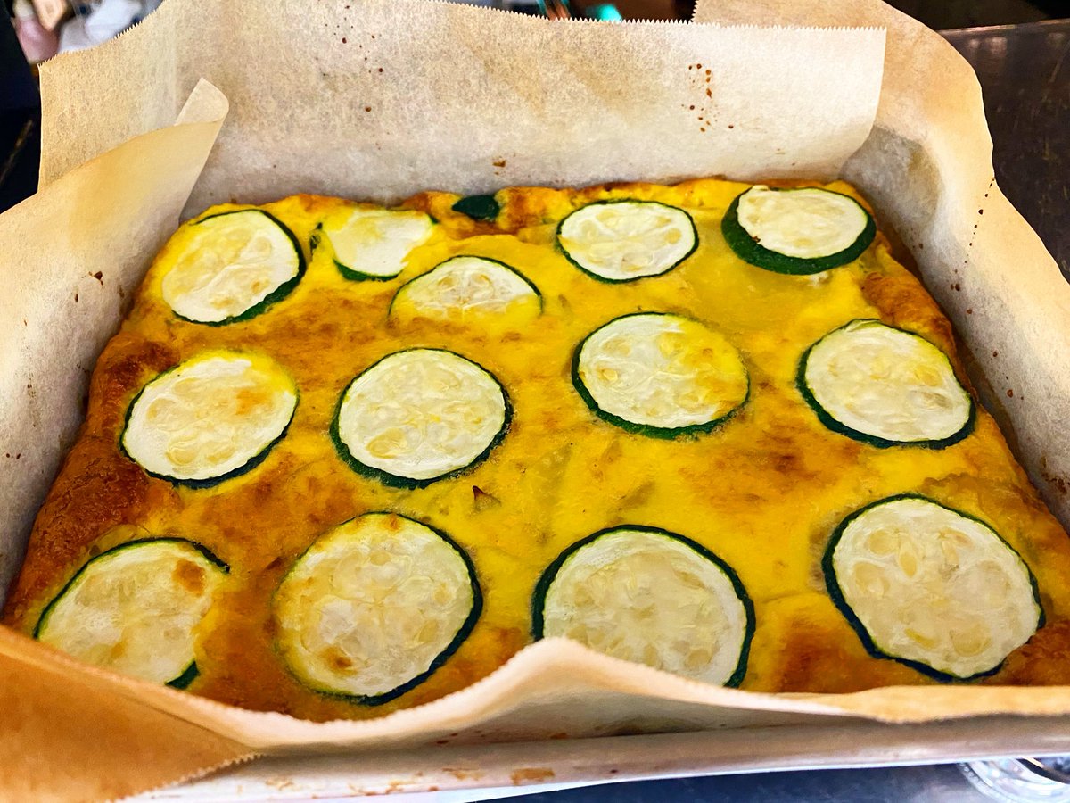 Stella_diMare's tweet photo. ズッキーニのオムレツ

オーブンで四角くくドンと焼いてます☺️

#オムレツ#ズッキーニ #frittata #イタリアン #ステッラディマーレ https://t.co/XERxfXcYKL