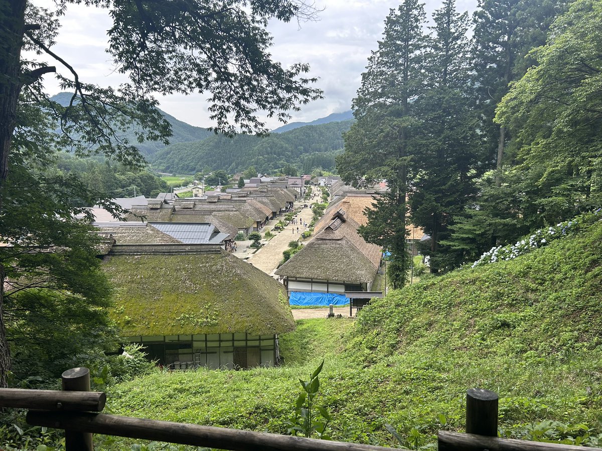 samurai_deck's tweet photo. ちょっと前に大内宿に行ってきた。これだけ茅葺き屋根が並ぶと壮観だね。 https://t.co/eI2mNfBaAq