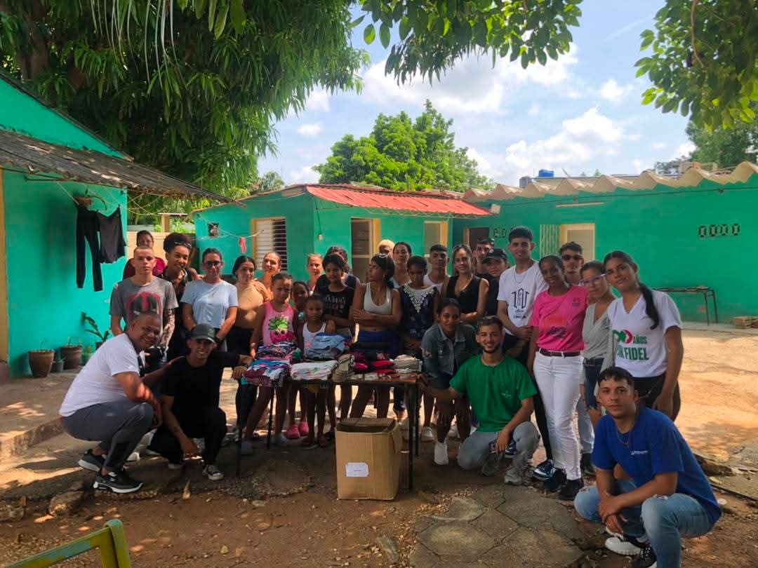 CubaMES's tweet photo. 🙌 ¡Cerró con broche de oro el #CampamentoVerano de @UNICACu! 

🇨🇺 Vibró con la energía, y el orgullo de formar parte de esta gran familia. Participaron jóvenes de la @UOCuba y del @ISRICuba. 

¡Sigamos construyendo juntos el futuro! 

ℹ️📷 @FctGallardo
#VeranoConMiGente #Cuba https://t.co/ayZy2d1QrC