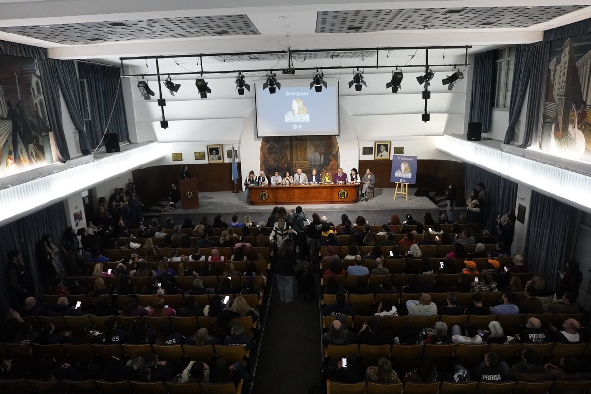 GabiMNavarrete's tweet photo. La CGT fue y sigue siendo la casa de las y los trabajadores, el espacio que Evita abrazó con convicción y definió como la columna vertebral de una Argentina más justa. https://t.co/Ijsv9HcQlg