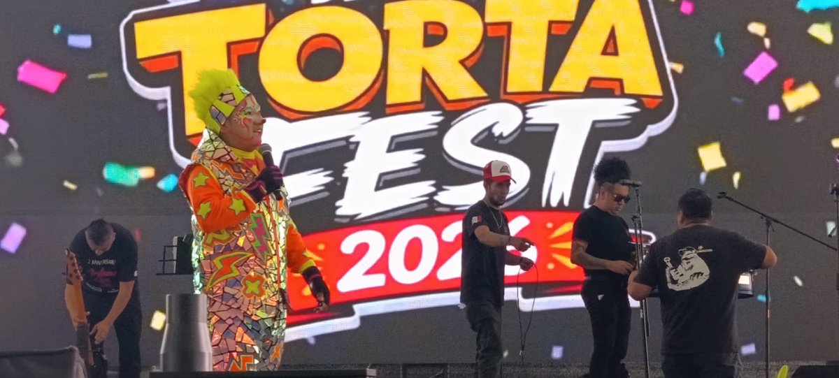 evelyn_parraA's tweet photo. Una tarde llena de sonrisas y mucha diversión vivimos con Chirrinfleto Payasito 🎭✨, quien hizo reír a niñas, niños y familias enteras en nuestra #TortaFest2026. ¡Qué gusto ver la felicidad de nuestras vecinas y vecinos! 💙🥪 https://t.co/xIuRiMX34y