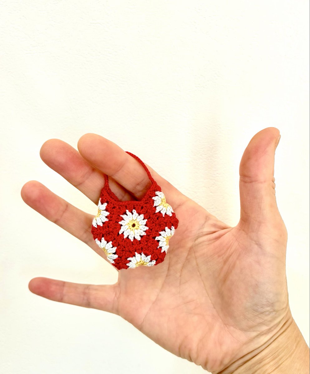 Nyqueen2's tweet photo. 今日のミニチュアバッグ

毎日暑いですね🥵
#ミニチュア　#ハンドメイド #crochet #handmade #miniature https://t.co/yVpm8uiyV7