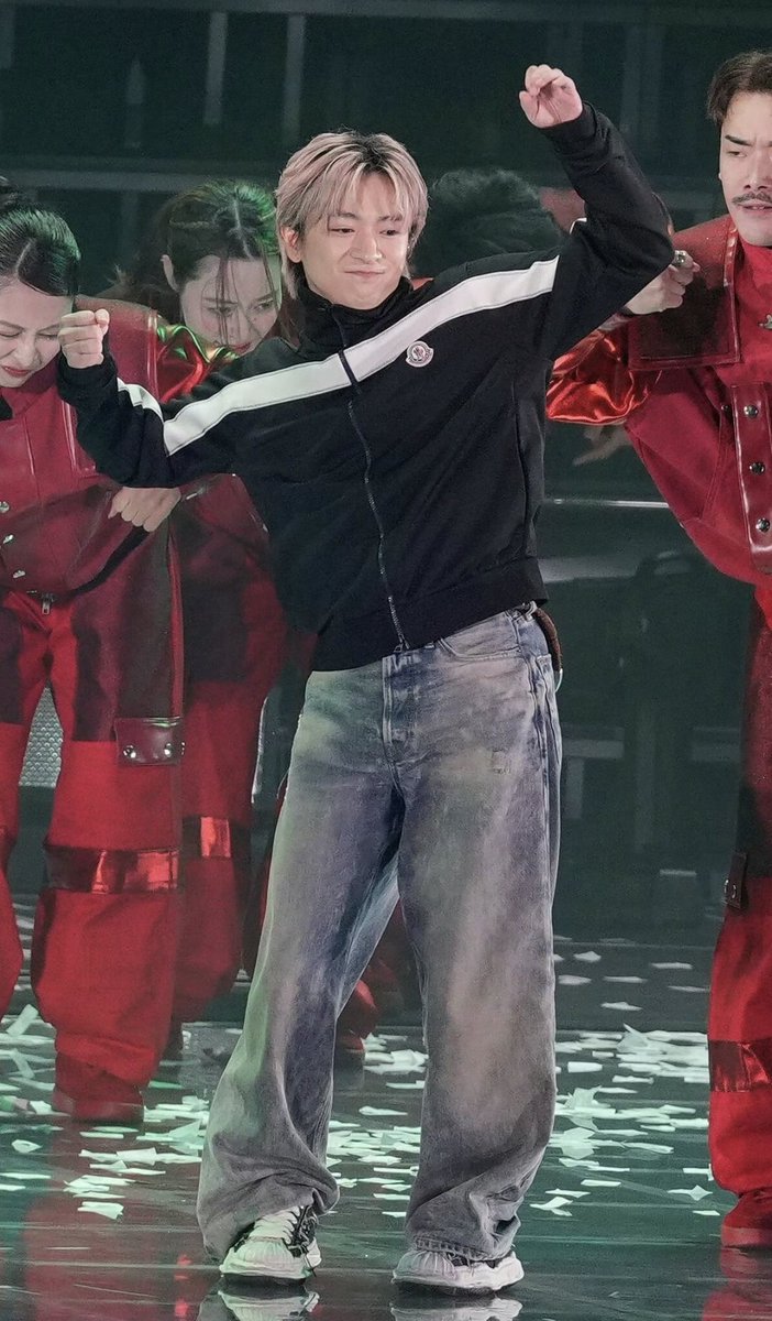 janechinen_'s tweet photo. ooohh same clothes https://t.co/VQdUp3VaBs