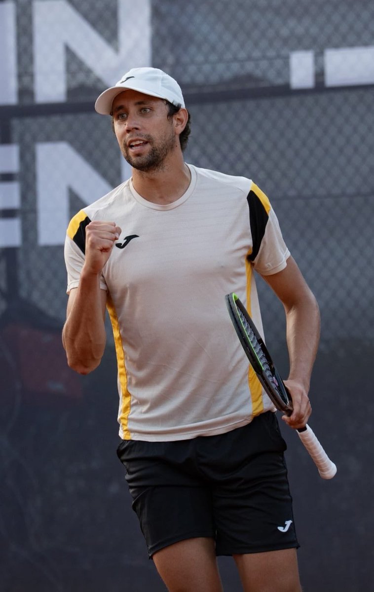 MinDeporteCol's tweet photo. 🎾👏 ¡Una nueva victoria!

En Alemania, Daniel Galán sigue a paso firme en el Challenger de Bonn tras vencer a Max Hans Rehberg por 4-6, 7-6 y 7-6.

Por un cupo en las semifinales enfrentará al sueco Max Dahlin.

¡Vamos por más! https://t.co/7CzpzsoHke