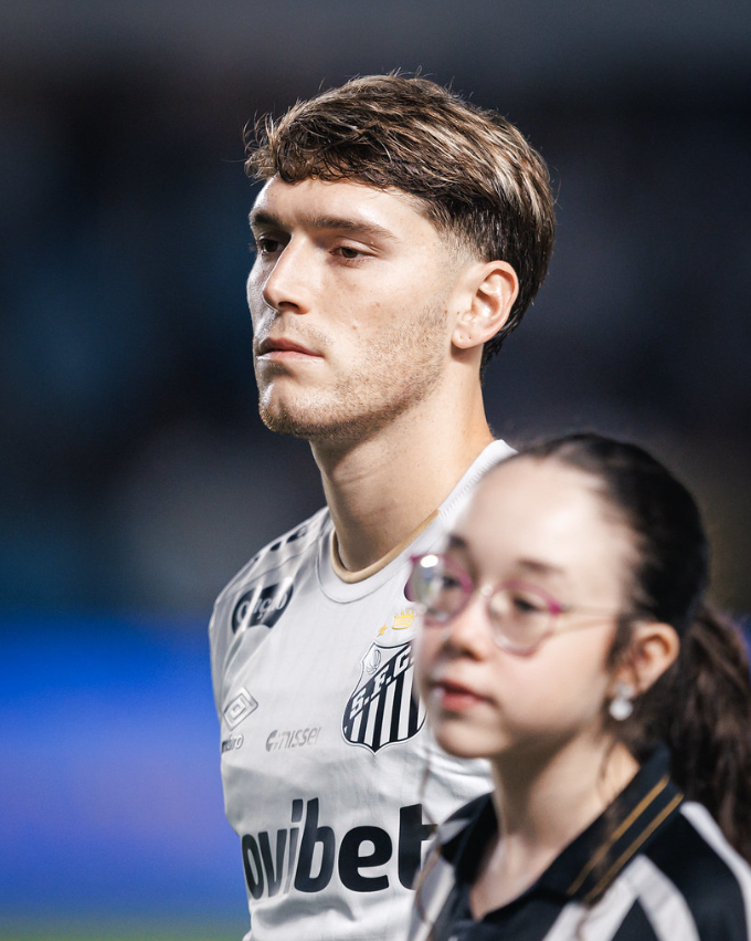 caetanosantista's tweet photo. 🚨 Uma dúvida para a partida de sábado é: Rollheiser ou João Schmidt.

A escolha depende da proposta de jogo escolhida pela comissão. Rollheiser manteria um time ofensivo, com Oliva e Bontempo atrás.

Já o volante seria dupla de Oliva, com Bontempo na direita.

🗞️ @lucas_musetti https://t.co/00WQVwmOVO