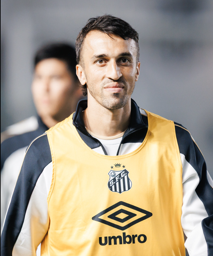 caetanosantista's tweet photo. 🚨 Uma dúvida para a partida de sábado é: Rollheiser ou João Schmidt.

A escolha depende da proposta de jogo escolhida pela comissão. Rollheiser manteria um time ofensivo, com Oliva e Bontempo atrás.

Já o volante seria dupla de Oliva, com Bontempo na direita.

🗞️ @lucas_musetti https://t.co/00WQVwmOVO