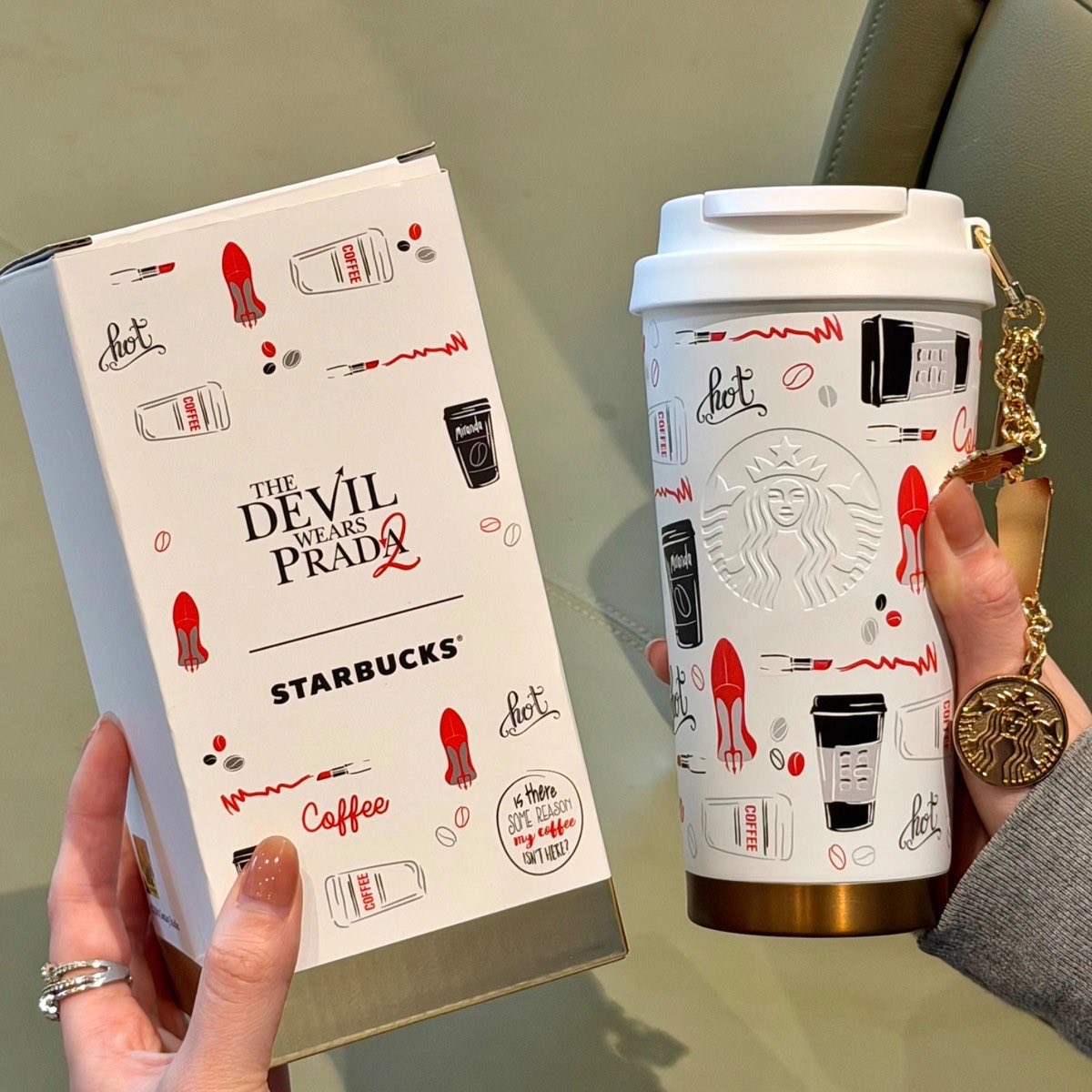KingKongfanclub's tweet photo. Starbucks x The Devil Wears Prada 2: Starbucks aprovechó el regreso de The Devil Wears Prada con un menú de bebidas inspirado en sus personajes. 
Retoma las icónicas “carreras de café” de Andy y las convierte en una experiencia que acerca a los fans al universo de la película. https://t.co/3agYDFYjJn