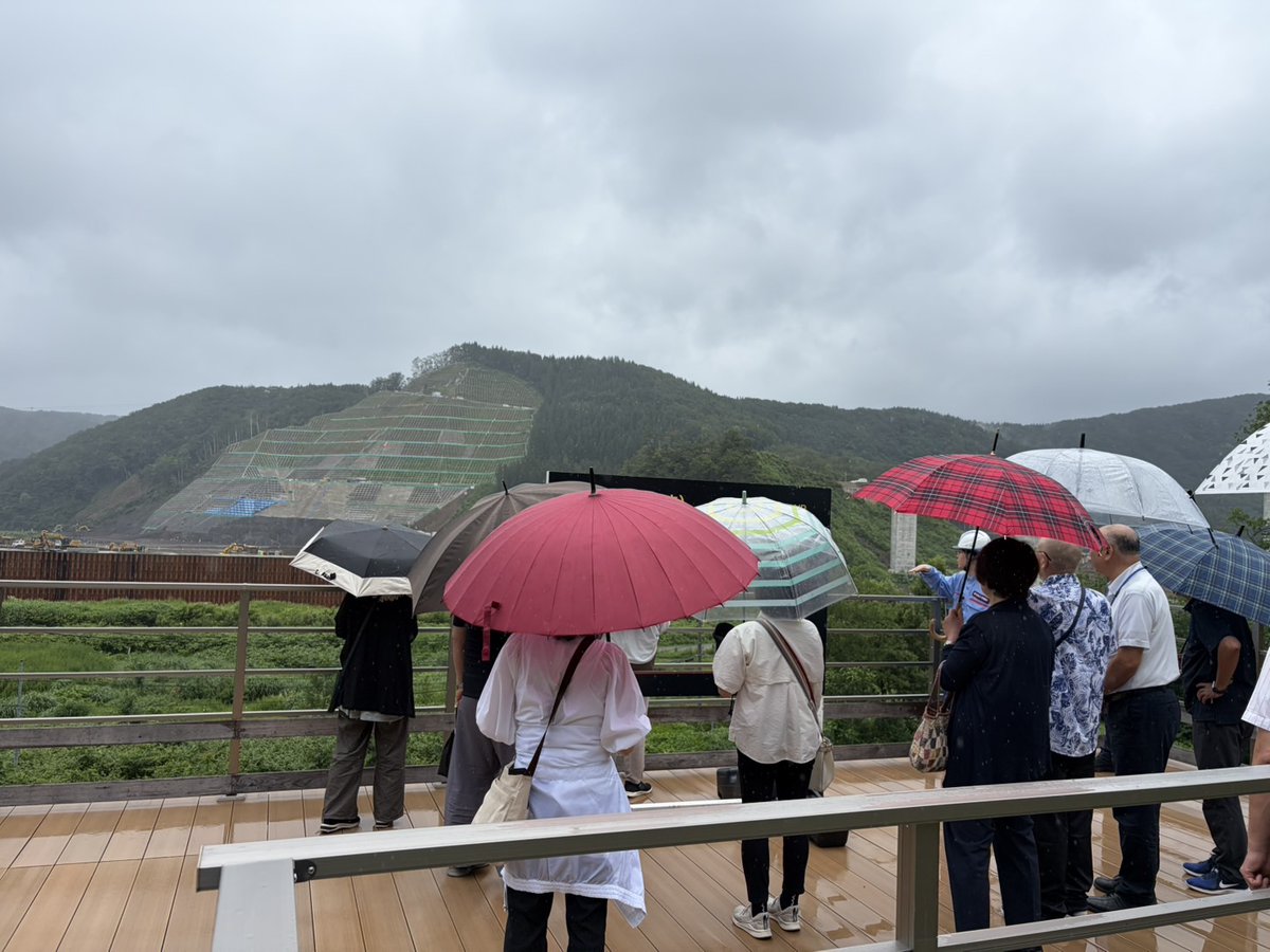 chokaidam_mlit's tweet photo. 7月29日、本荘人権擁護委員協議会14名の皆さまに #現場見学 へご参加いただきました！天候はあいにくの雨でしたが、展望所から現場の景色を楽しんでいただきました！参加者からは、付け替え道路の完成時期などの質問をいただき、#鳥海ダム 建設事業について理解を深めていただきました！ https://t.co/fawiMpHi7L
