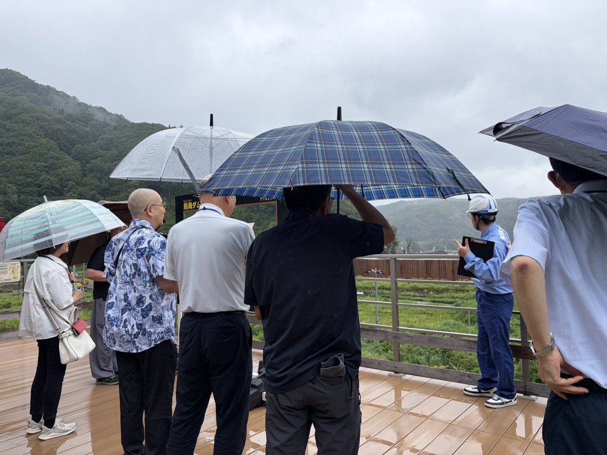 chokaidam_mlit's tweet photo. 7月29日、本荘人権擁護委員協議会14名の皆さまに #現場見学 へご参加いただきました！天候はあいにくの雨でしたが、展望所から現場の景色を楽しんでいただきました！参加者からは、付け替え道路の完成時期などの質問をいただき、#鳥海ダム 建設事業について理解を深めていただきました！ https://t.co/fawiMpHi7L